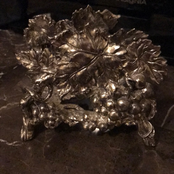 Arthur Court napkin holder, grapevine pattern - Picture 3 of 4